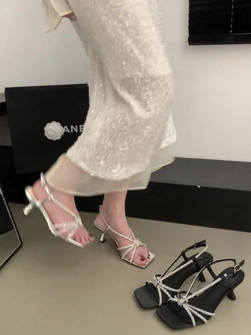 Sandálias de Salto Bege com Strass - Elegância e Conforto para Meninas no Verão 2024!