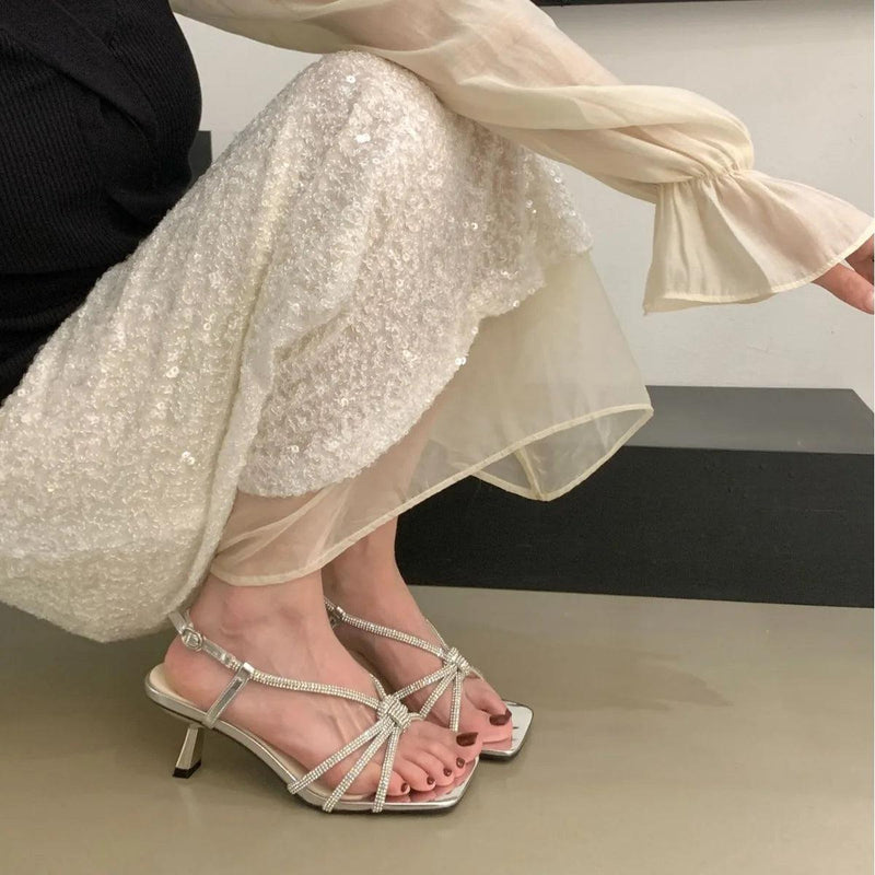 Sandálias de Salto Bege com Strass - Elegância e Conforto para Meninas no Verão 2024!